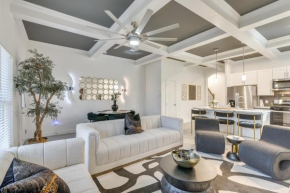 4 Mi to NRG Stadium Luxurious Houston Townhome!